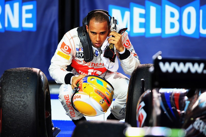 Льюис Хэмилтон исследует Red Bull после финиша гонки Гран-при Австралии 2011