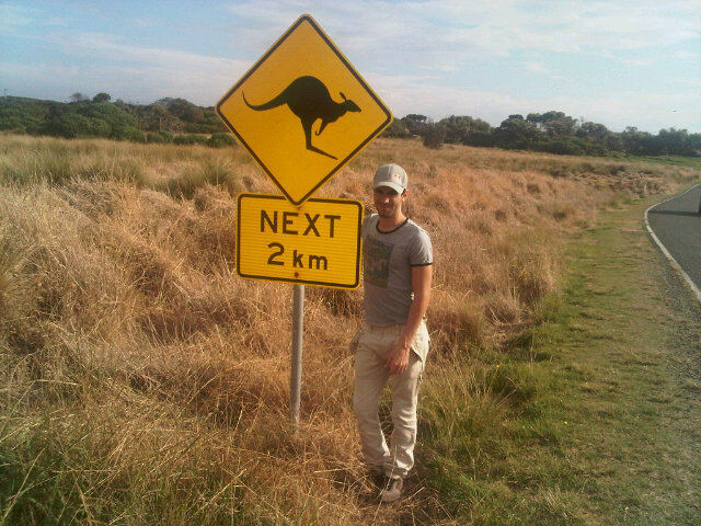Хайме Альгерсуари около дорожного знака кенгуру