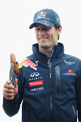 Марк Уэббер с сосиской в руках на Гран-при Австралии 2011