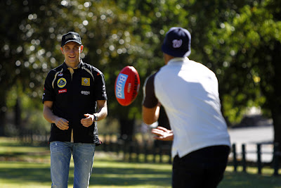 Виталий Петров берет уроки австралийского футбола на Гран-при Австралии 2011