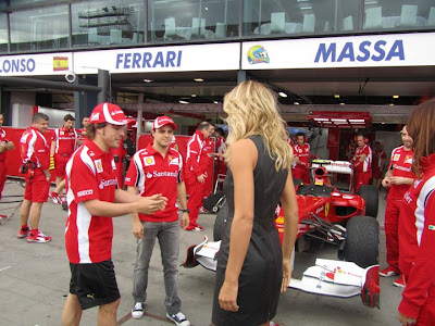 Фернандо Алонсо и Фелипе Масса встречают блондинку у боксов Ferrari на Гран-при Австралии 2011