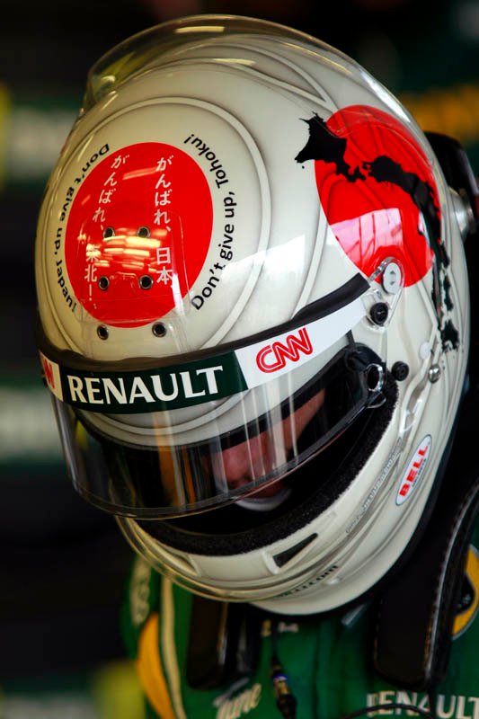 шлем Ярно Трулли со словами поддержки Японии на Гран-при Австралии 2011