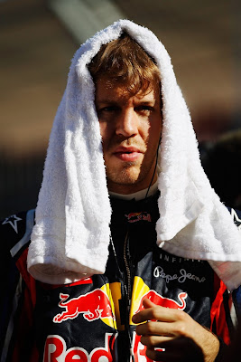 Себастьян Феттель с полотенцем на голове на Гран-при Австралии 2011
