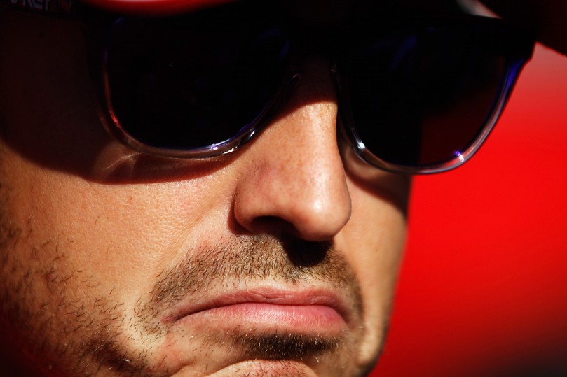 расстроенный Фернандо Алонсо в очках на Гран-при Австралии 2011