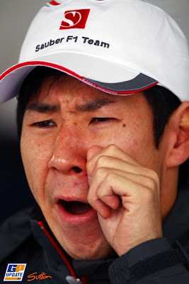 скучающий Камуи Кобаяши на Гран-при Австралии 2011