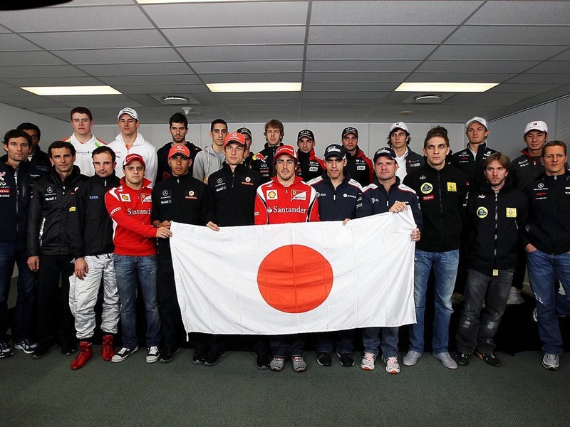 гонщики Формулы-1 поддерживают Японию на Гран-при Австралии 2011