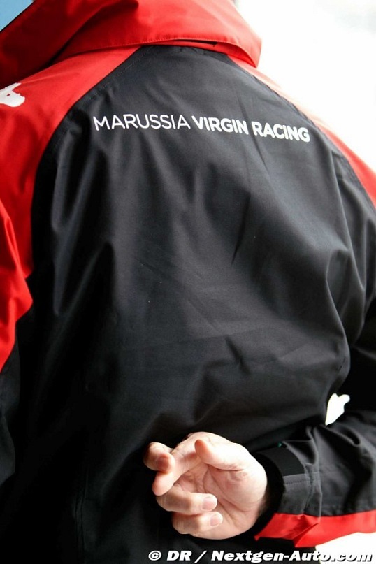 механик Marussia Virgin со скрещенными пальцами на Гран-при Австралии 2011