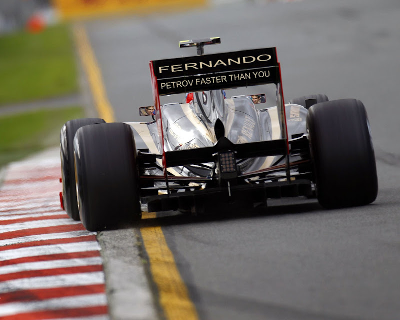 надпись на заднем крыле Lotus Renault Виталия Петрова Fernando Petrov is faster than you на Гран-при Австралии 2011