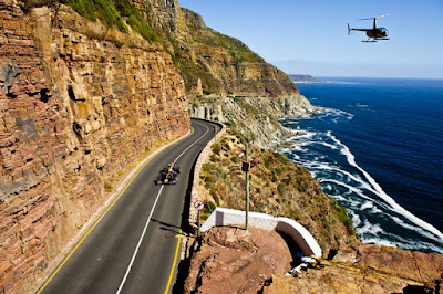 вертолет следует за болидом Red Bull Нила Яни на заездах в Кейптауне