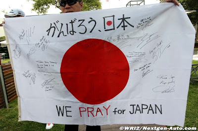 японский флаг с автографами пилотов Ф-1 на Гран-при Австралии 2011 We Pray for Japan