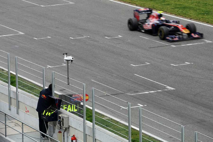 механик Toro Rosso показывает табличку FAIL на предсезонних тестах 2011 в Барселоне