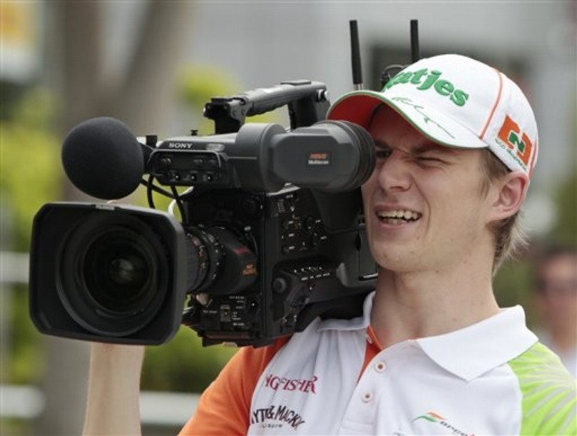 Нико Хюлькенберг с телевизионной камерой перед квалификацией на Гран-при Малайзии 2011
