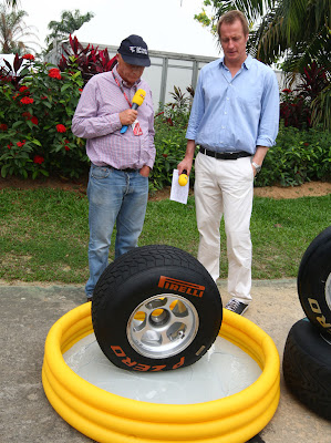 Ники Лауда демонстрирует дождевую резину Pirelli для немецкого телеканала RTL на Гран-при Малайзии 2011