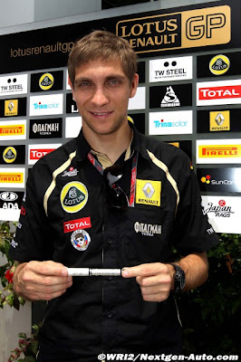 фото Виталий Петров с ручкой от Жана Алези на Гран-при Малайзии 2011
