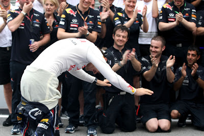 Себастьян Феттель кланиется своей команде Red Bull после победы на Гран-при Малайзии 2011