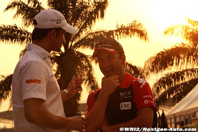 Витантонио Льюцци и Тимо Глок разговаривают в паддоке Куала-Лумпура на Гран-при Малайзии 2011