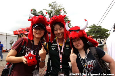болельщики Red Bull в шапках с рогами на Гран-при Малайзии 2011