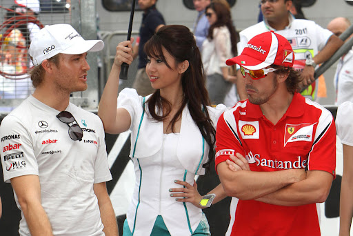 rosberg_alonso_grid-girls_mal11.jpg