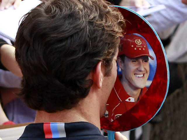 Марк Уэббер закрывается Шумахером на раздаче автографов болельщикам Шанхая на Гран-при Китая 2011