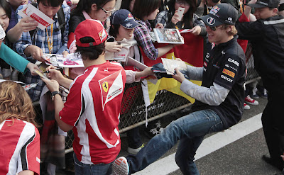 Себастьян Феттель пинает Фелипе Массу на раздаче автографов болельщикам Шанхая на Гран-при Китая 2011
