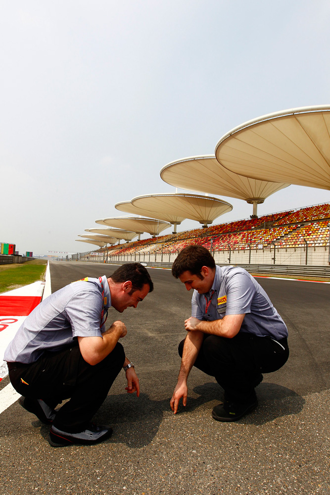специалисты Pirelli изучают трассу в Шанхае на Гран-при Китая 2011