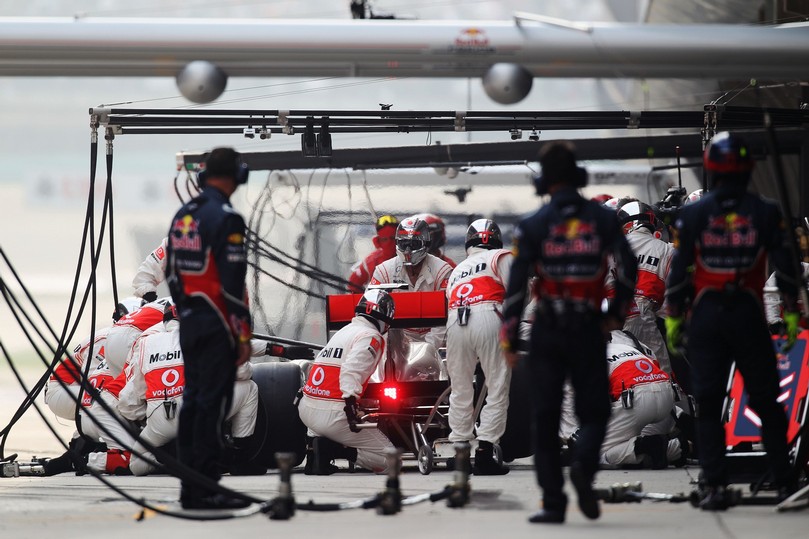 механики Red Bull наблюдают за одним из пит-стопов Дженсон Баттона и McLaren на Гран-при Китая 2011