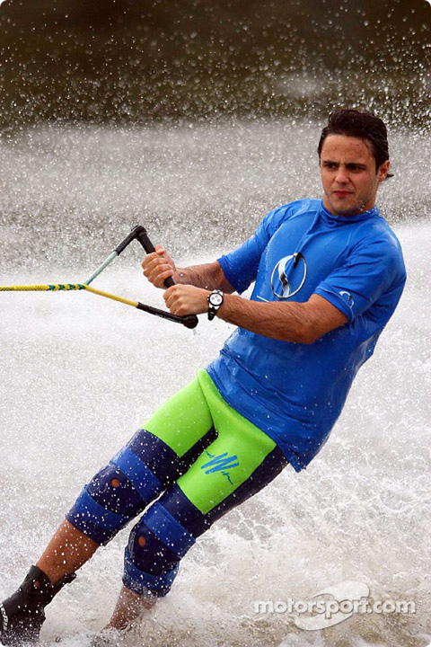 Фелипе Масса катается на водных лыжах на реке Ярра на Гран-при Австралии 2002