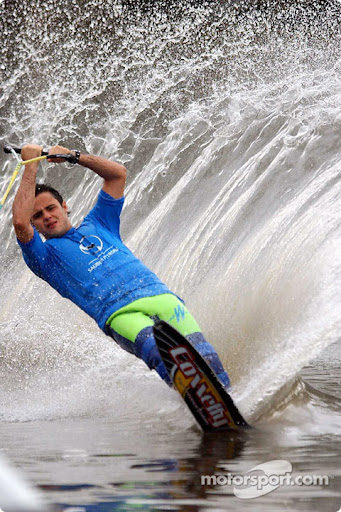Massa_water_skiing_on_Yarra_River_1_aus02.jpg