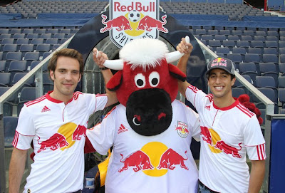 Жан-Эрик Вернь и Даниэль Риккардо держат быка Red Bull за рога в Зальцбурге 21 апреля 2011