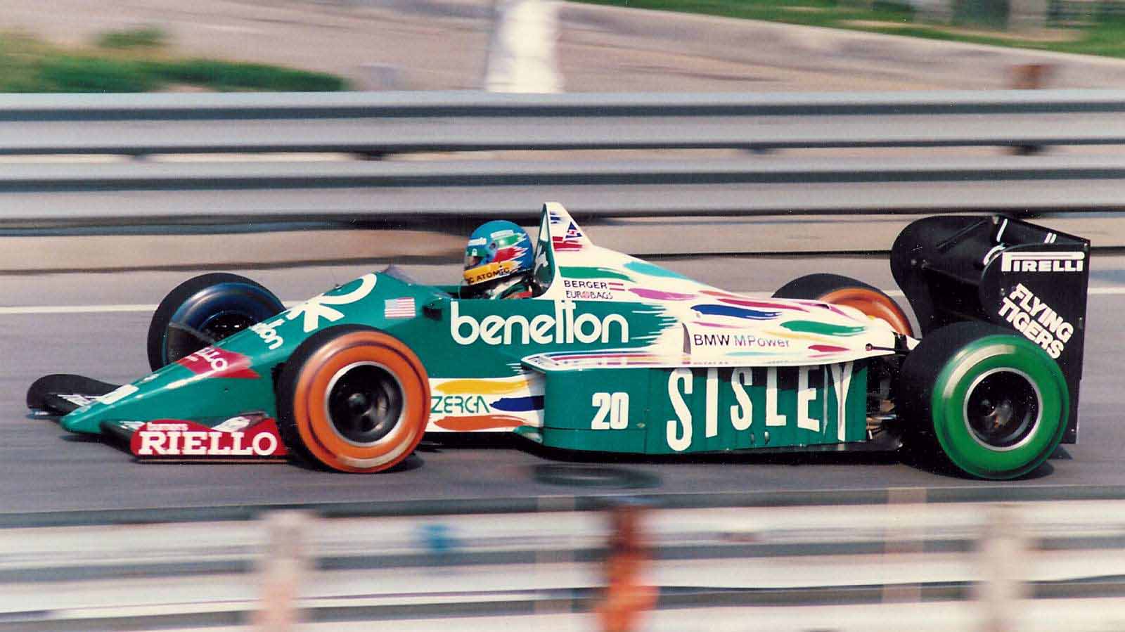 Герхард Бергер за рулем Benetton B186 в разукрашеных покрышках на Гран-при Детройта 1986