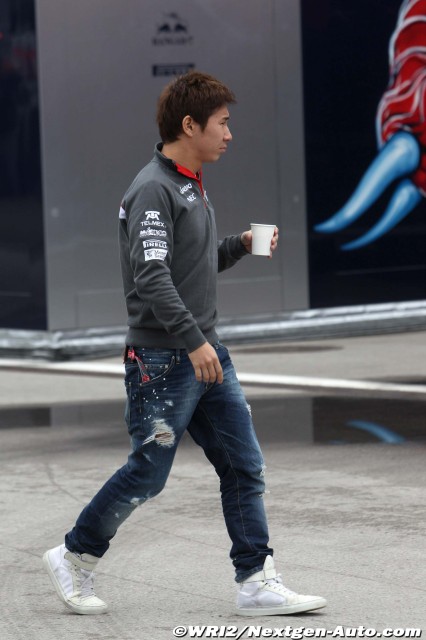 Камуи Кобаяши идет по паддоку Истамбул-Парка на Гран-при Турции 2011