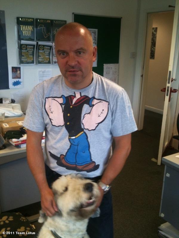 Майк Гаскойн в прикольной футболке с собакой