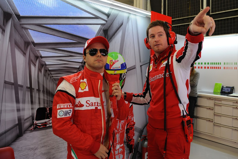 Роб Смедли указывает на что-то Фелипе Массе в боксах Ferrari на Гран-при Турции 2011