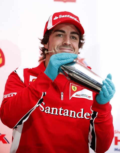 Фернандо Алонсо взбалтывает металлический флакон Shell Гран-при Турции 2011
