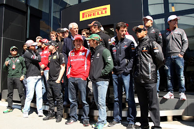 Пилоты Формулы-1 разговаривают на фотосессии на фоне моторхоума Pirelli на Гран-при Турции 2011