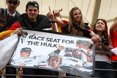 болельщики Нико Хюлькенберга с плакатом Race seat for the HULK на трибунах Истамбул-Парка на Гран-при Турции 2011