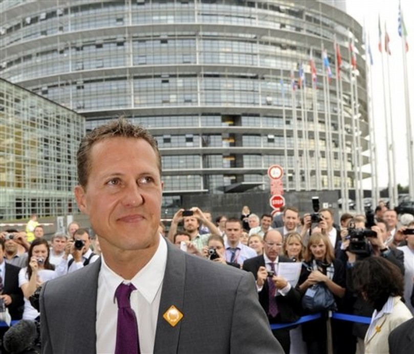 Михаэль Шумахер на фоне Европейского Парламента в Страсбурге 11 мая 2011