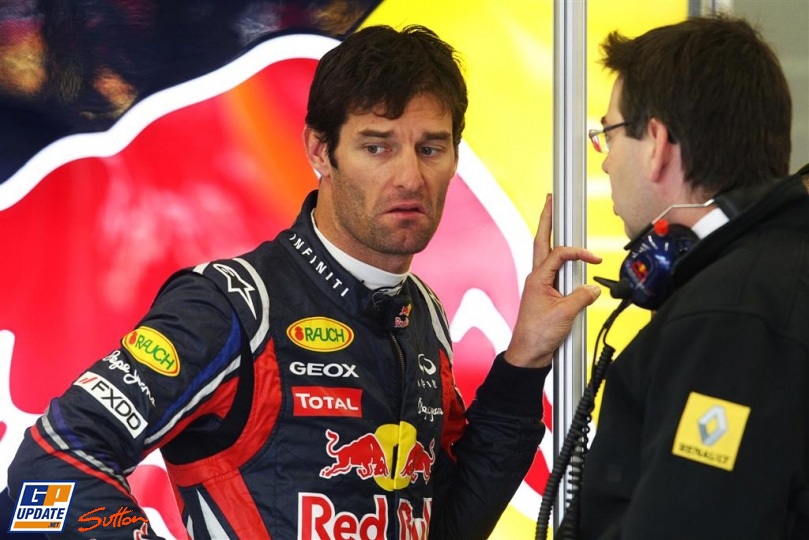 Марк Уэббер разговаривает с инженером Renault на Гран-при Турции 2011