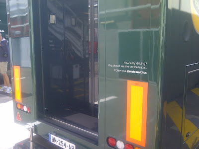надпись на грузовике Team Lotus на Гран-при Испании 2011