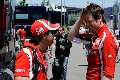 Фелипе Масса и Роб Смедли разговаривают и смеются в паддоке на Гран-при Испании 2011 в четверг