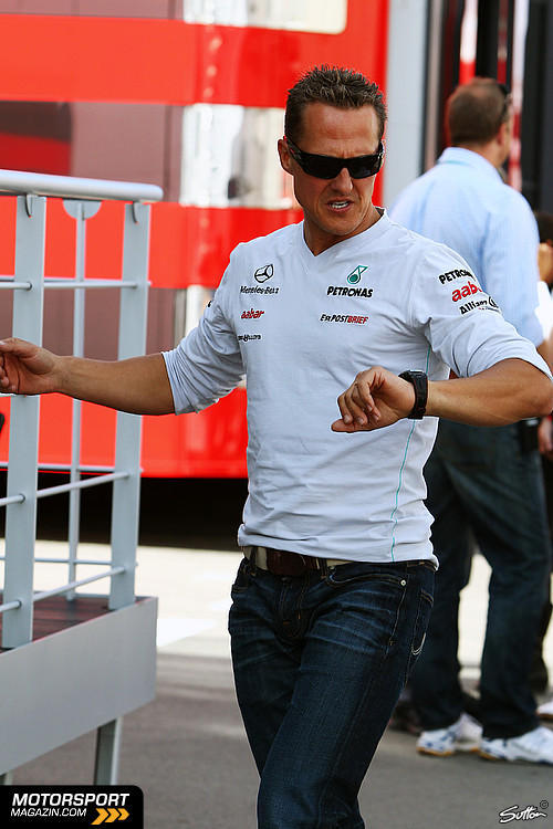 Михаэль Шумахер смотрит на часы на Гран-при Испании 2011