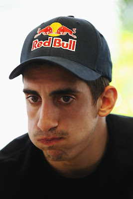 Себастьян Буэми  дает интервью на Гран-при Испании 2011