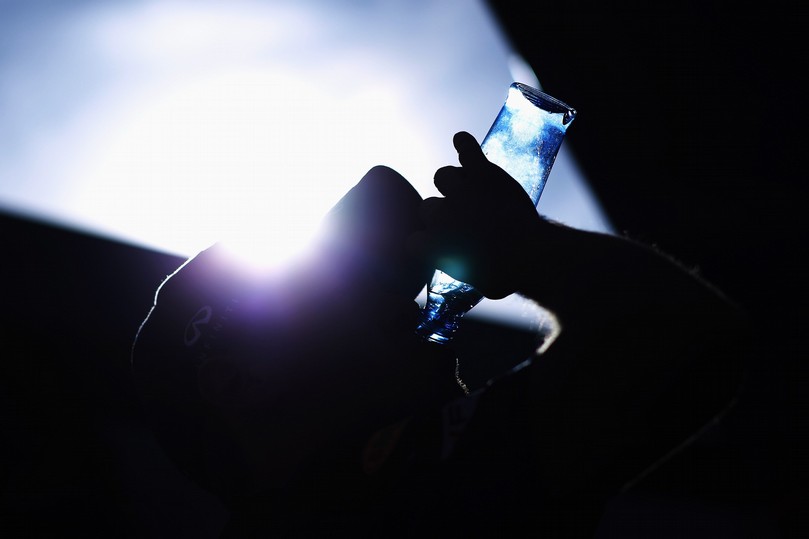 Себастьян Феттель пьет воду из бутылки на Гран-при Испании 2011