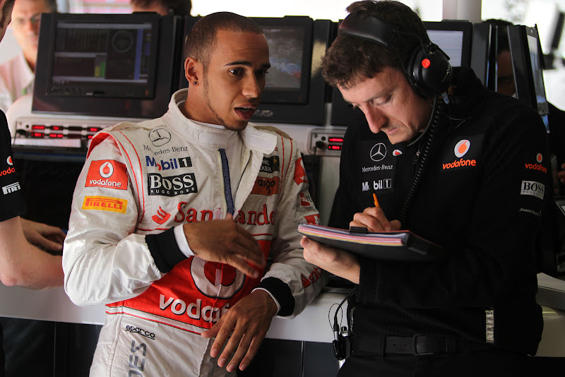 Льюис Хэмилтон разговаривает с инженером McLaren на Гран-при Испании 2011
