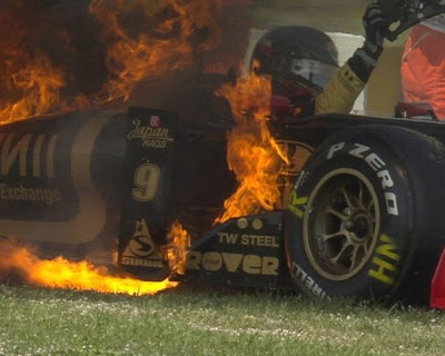 Ник Хайдфельд в горящем Lotus Renault на Гран-при Испании 2011