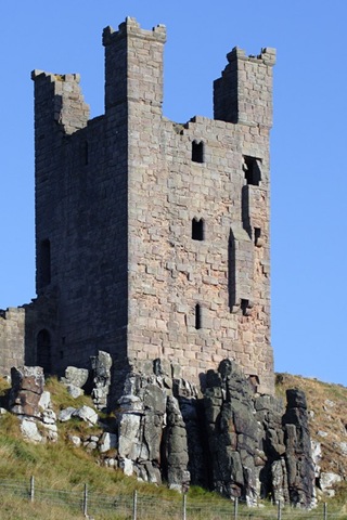 [dunstanburgh castle tower[2].jpg]