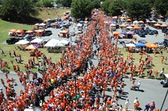 [tailgate players walk 1[3].jpg]