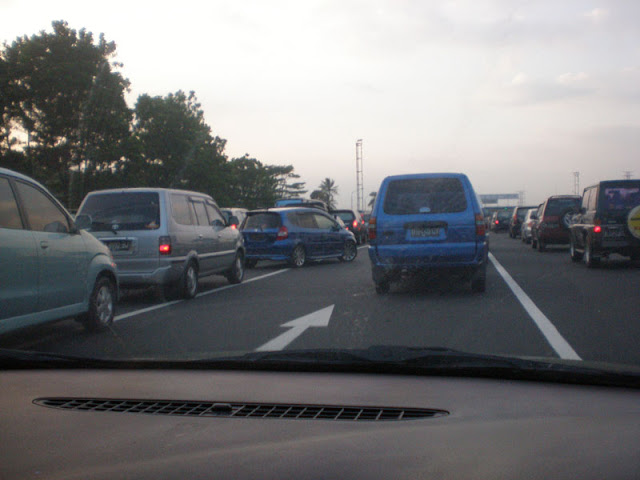 antrian panjang dan penyerobot di pintu tol ciawi