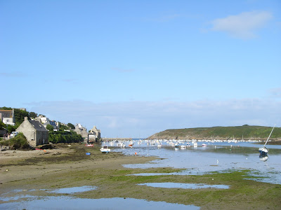 河口から見た町と岬