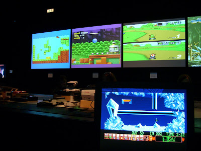 ゲームプレイを中継するモニター群